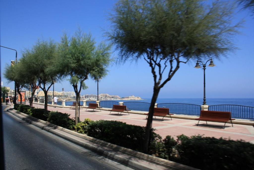 Seaview Apartment In Fort Cambridge, Sliema Bagian luar foto