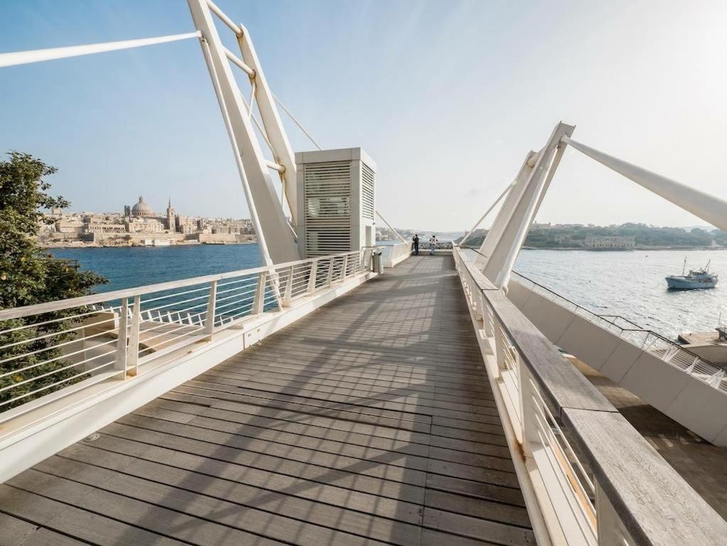 Seaview Apartment In Fort Cambridge, Sliema Bagian luar foto